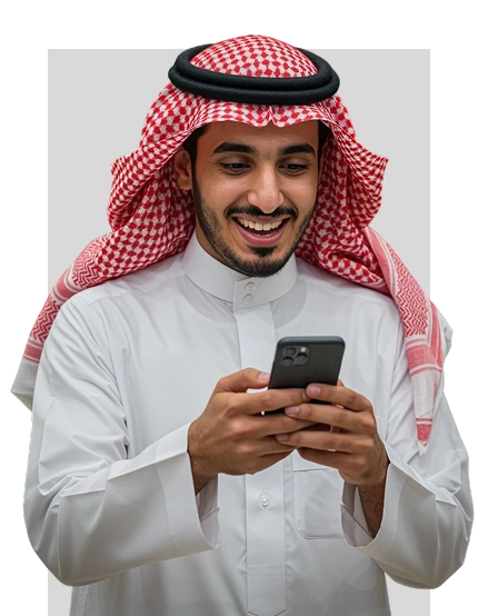 رجل يبتسم ويستخدم الهاتف